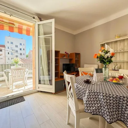 Apartment T2 Sur Le Port De Avec Garage *